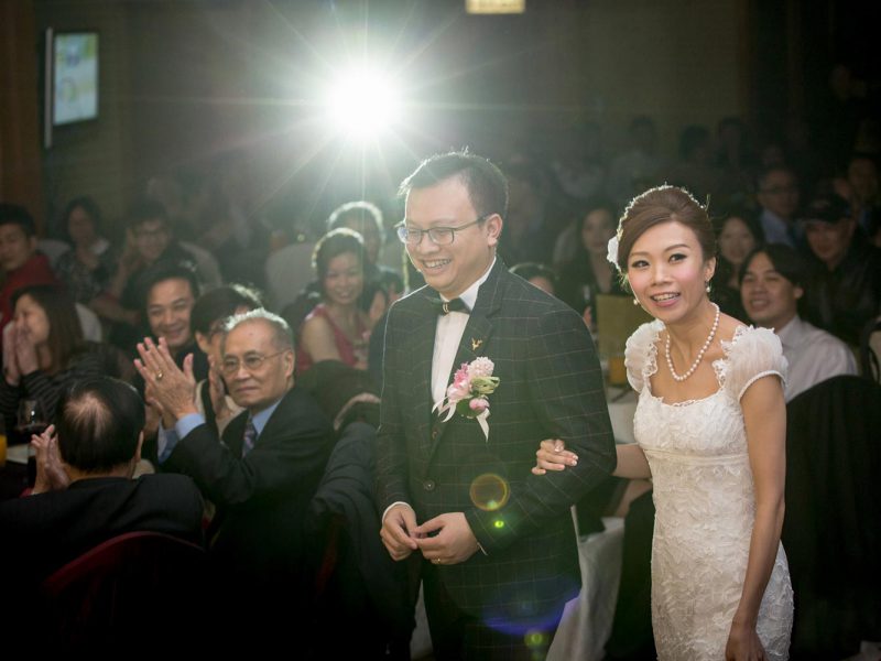 Bride and groom walking into the banquet. 新郎拖著新娘步入晚宴會場
