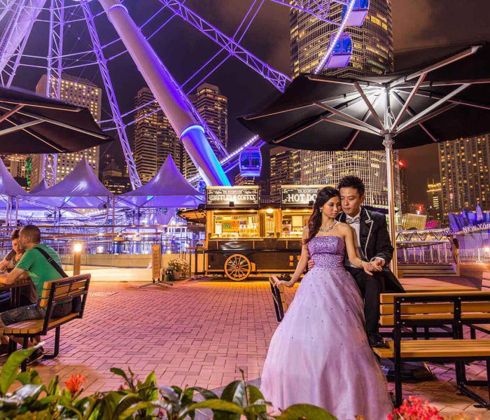 Wedding couple at the Central Ferris Wheel. 新娘穿上紫色晚裝與新郎在中環魔天輪下拍婚紗照