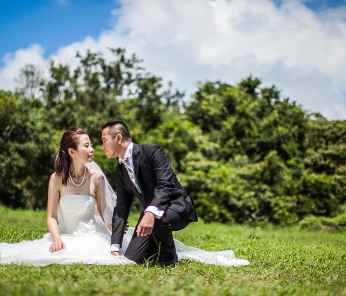 Wedding couple enjoying their moment in the green field 情深對望