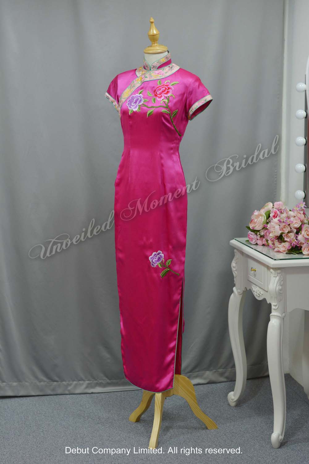 Short sleeves, Peach Mother-of-the-Bride QiPao with peony pattern embroidery 桃紅色繍花媽咪旗袍