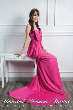 Strapless, sweetheart neckline, empire waistline evening dress with an accentuated bow on front, drape on side, and a court train. Colour: Fuschia 無肩帶 low-cut, 心形胸, 大蝴蝶結, 拖尾桃紅色晚裝裙