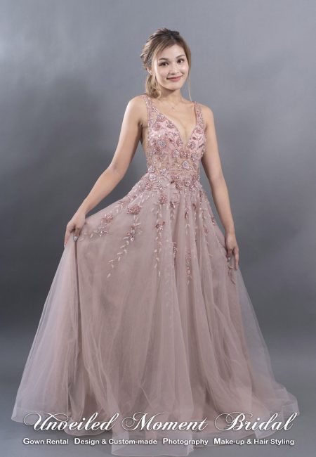 Bride wearing dusty pink, sleeveless, V-shape neckline, A-line evening dress with lace and beadings 新娘穿上無袖款, V領, 蕾絲釘珠, A型剪裁, 千禧粉紅色晩裝