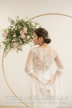 Bride wearing mermaid bridal dress, long sleeves with detachable bell sleeve-cuffs, illusion sweetheart neckline, illusion back decorated with lace appliques and buttons, cathedral train 新娘穿上長袖, 心形胸, 透視薄紗圓領, 蕾絲釘珠, 透視美背, 宮廷蕾絲花邊拖尾, 魚尾款婚紗