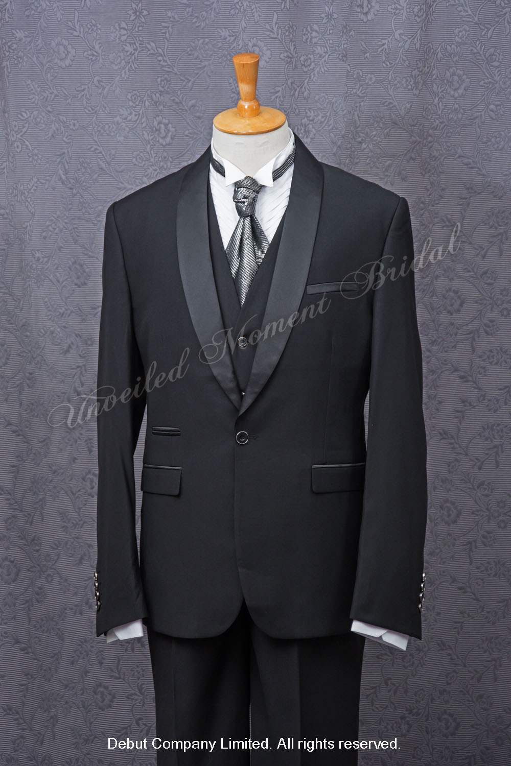 Black suit-style tuxedo with black collar, black waistcoat and silver euro-bow 銀灰色領結, 黑背心, 黑色披肩領, 西裝款黑色新郎禮服