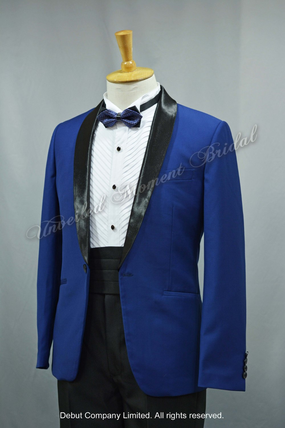 Blue suit-style tuxedo with black Trim Collar , matched with black cummerbund and blue bow 藍色格仔領結bow tie, 黑色腰封, 黑色披肩領藍色西裝款新郎禮服