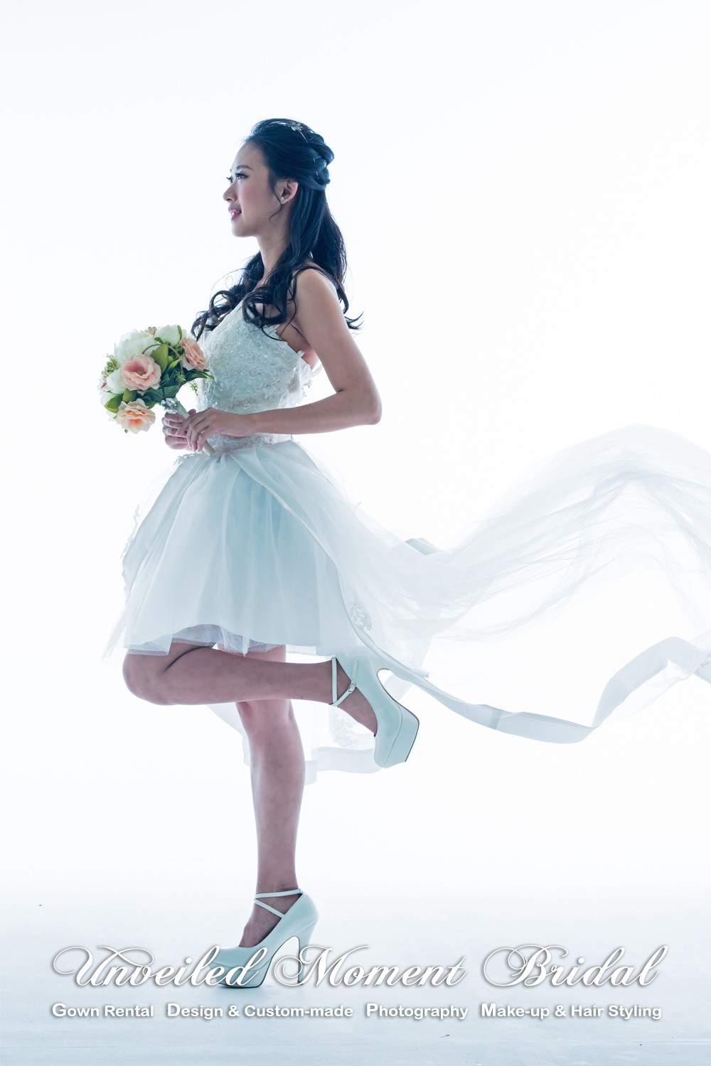 Bride wering strapless, V-sharp neckline, lace embellishment, Short Bridal Dress with panel train 新娘穿上無肩帶, V領, 蕾絲釘珠, 輕紗拖尾, 前短後長輕婚紗