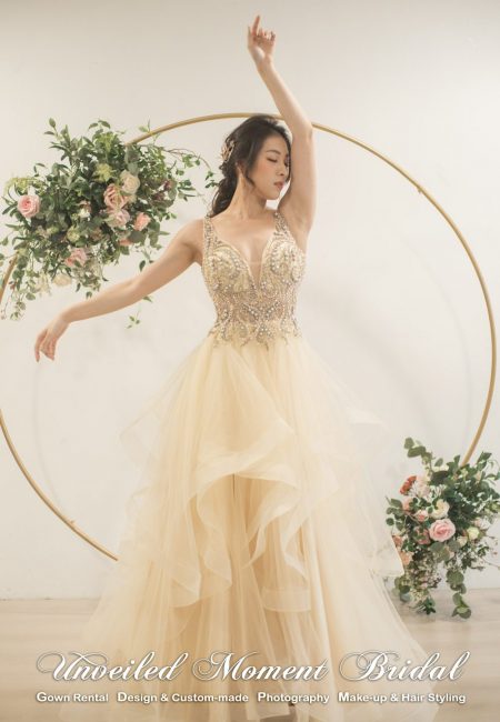 Bride wearing sleeveless, V-shape neckline, ruffled skirt, A-line, light gold evening dress with lace and beadings 新娘穿上無袖款, V領, 褶邊裙擺, 蕾絲釘珠, A型剪裁, 淺金色晩裝