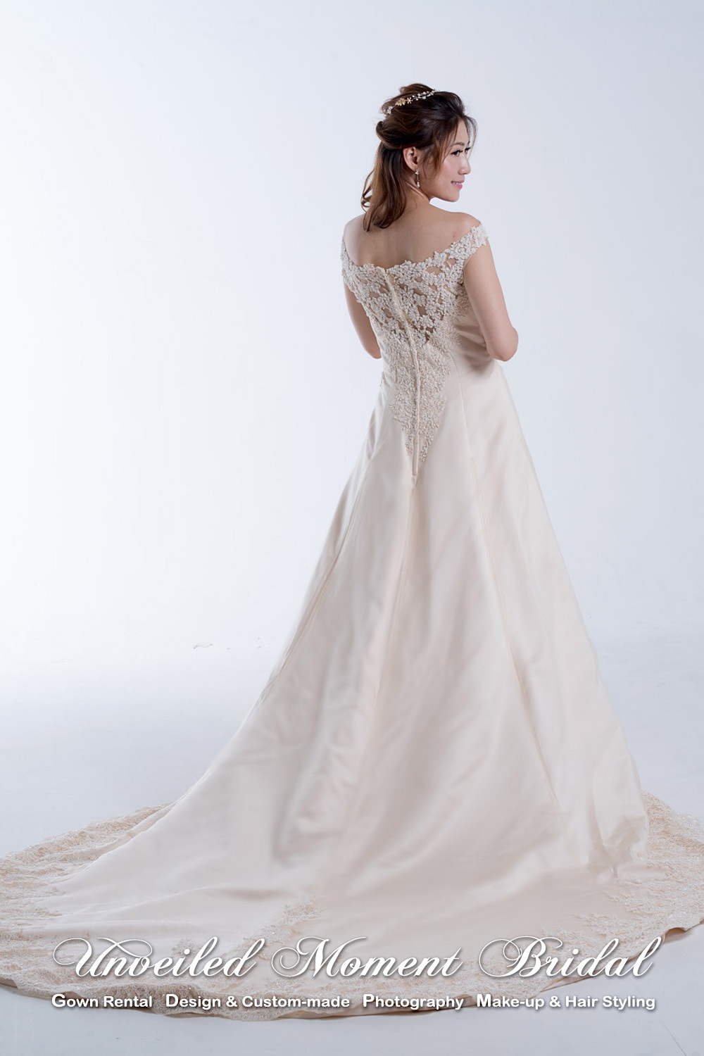 Bride wearing sleeveless, scoop neckline, A-line champagne evening gown with beaded lace appliques and a court train 新娘穿上無袖, 圓領, 蕾絲釘珠, 拖尾, A-line香檳金色晚裝