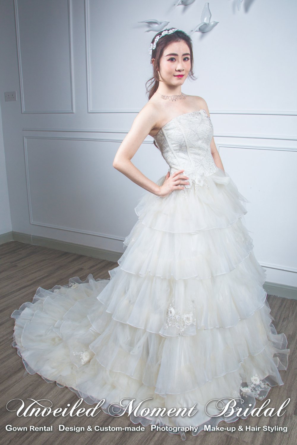 Bride wearing corset-style wedding gown with layers of tulle and lightly beaded organza, and a court train 新娘穿上緊束上身, 多層紗配以釘珠玻璃紗, 小拖尾婚紗