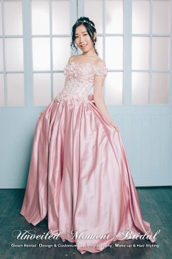 Bride wearing dusty pink off-the-shoulder Evening Dress with floral applique embellishments and sweep train 新娘穿上紅粉色, 一字膊, 立體花釘珠, 齊地款晚裝