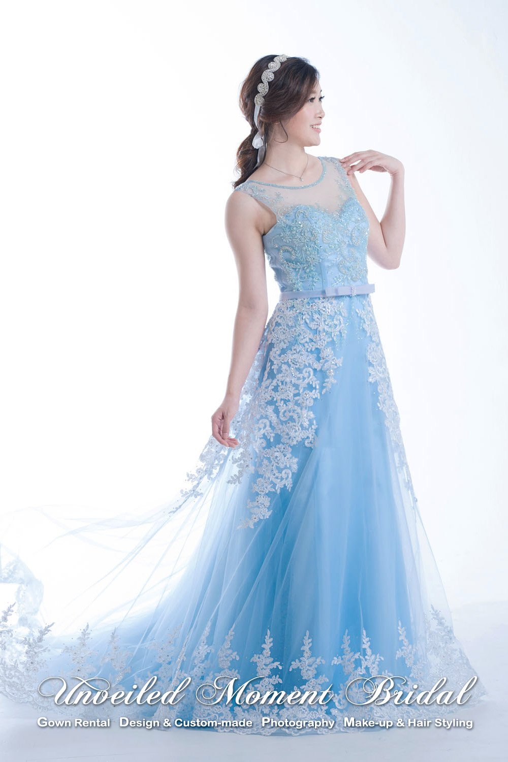 Bride wearing sleeveless, see-through round neckline, low-back, sky blue A-line evening dress with embellished lace appliques and sweep train 新娘穿上圓領, 蕾絲釘珠, 美背設計A-line粉藍色晚裝