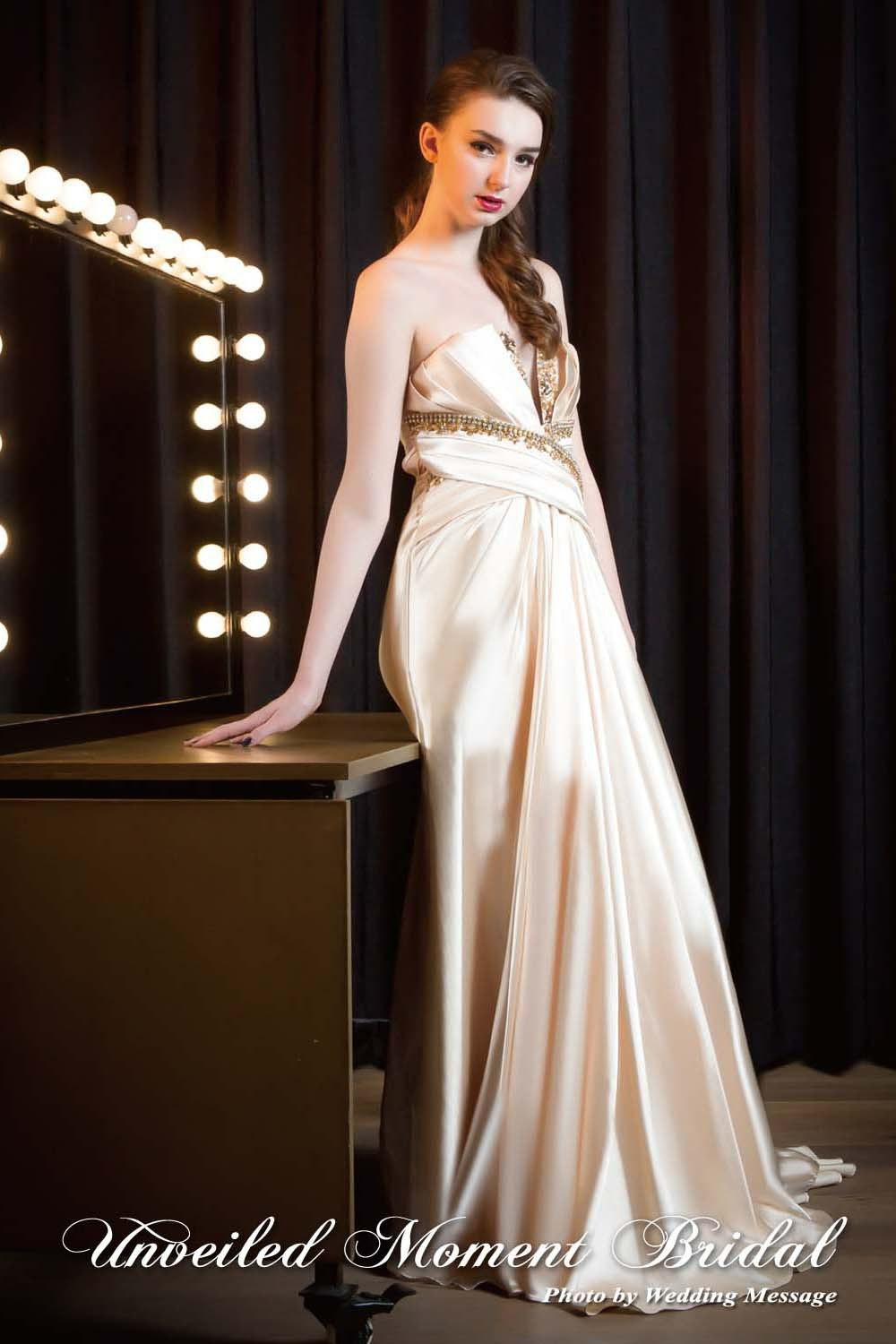 Bride wearing light gold sttrapless, deep-V neckline evening dress with a beaded, pleated bodice, criss-cross design waistline, low-cut back and a sweep train 新娘穿上無肩帶, A-line, 釘珠, 拖尾, 交叉腰線設計金色晚裝裙
