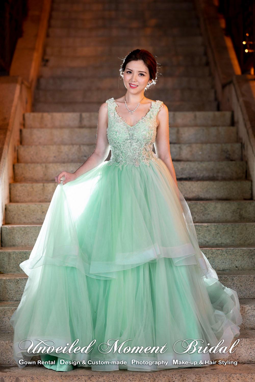Bride wearing v-shape neckline, low-back, bodice with embellished lace, ruffled overlay, light green evening gown with brush train 新娘穿上V領, 露背, 上身蕾絲釘珠, 荷葉邊裙擺, 小拖尾薄荷绿色晚裝