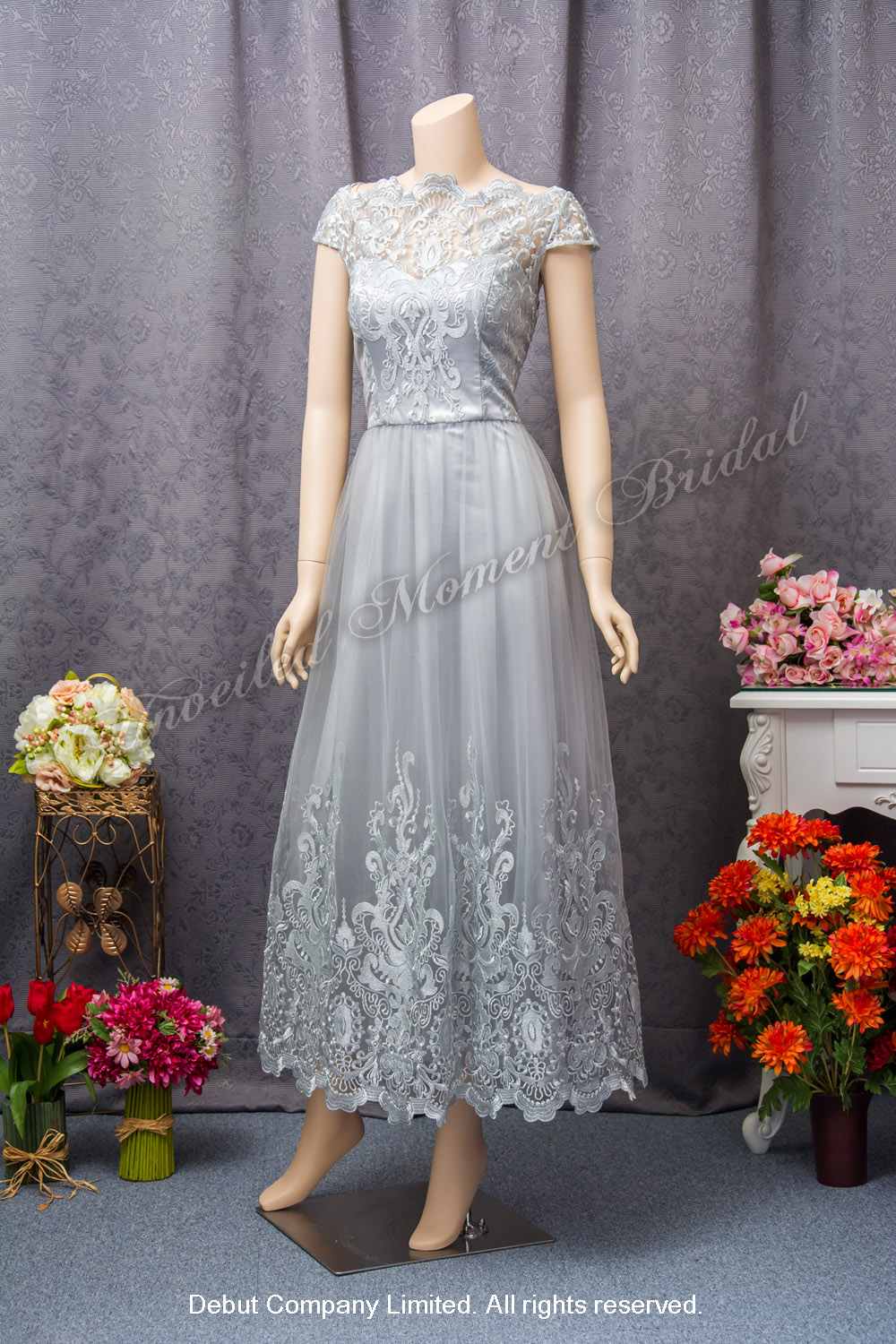 Short sleeves, boat neckline, floor length silver party Dress with lace appliques 短袖銀色蕾絲宴會晩裝裙