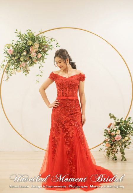 Bride wearing off-the-shoulder, lace applique embellishments, court train, mermaid red evening dress 新娘穿上一字膊, 蕾絲釘珠, 紅色魚尾款晚裝