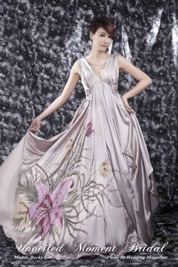 Lady wearing strapless, deep-V neckline, low V-back, satin dusty light purple evening dress with ruched bodice and waistline, and hand-painted flowers on skirt 淑女穿上Deep-V, 褶飾上身設計, 彩繪裙擺, 紫色晚裝裙