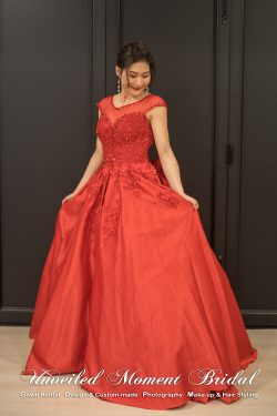 Bride wearing illusion sweet-heart neckline, cap sleeves, embellished lace appliques, floor-length red ball gown evening gown 新娘穿上心型胸, 透視蕾絲圓領, 蕾絲閃片釘珠, 公主傘裙齊地款紅色晩裝裙