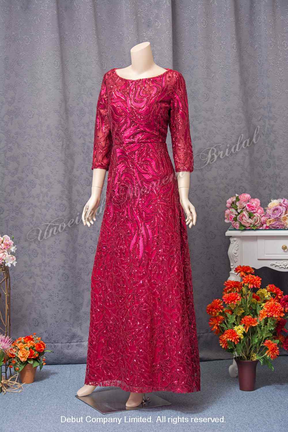 Long sleeves, round neckline, sequins embellishments, burgundy mother-of-the-bride dress 長袖, 圓領, 閃片, 酒紅色媽咪奶奶晩裝