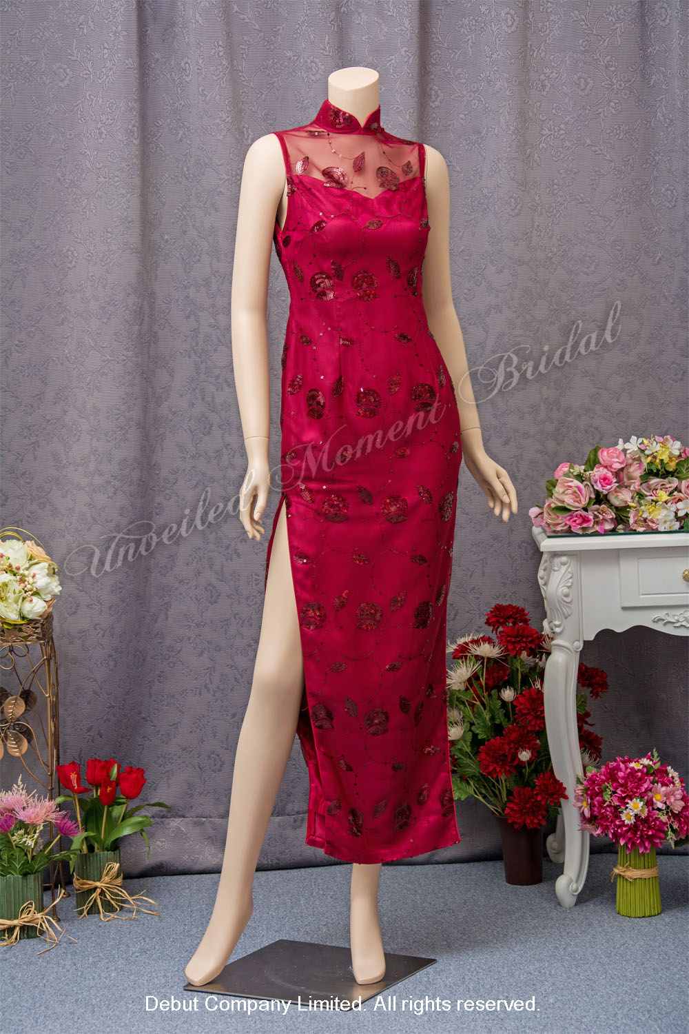 High collar, sleeveless royal red qipao with side slits and embellished with sequins 企領無袖珠片側叉旗袍酒紅色媽咪衫