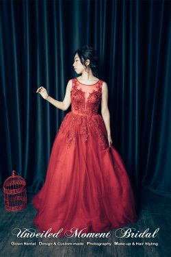 Bride wearing burgundy, deep-V see-through neckline, court train A-line evening gown embellished with lace appliques 新娘穿上大V領, 透視蕾絲圓領, 蕾絲閃片釘珠, A-line酒紅色晩裝裙