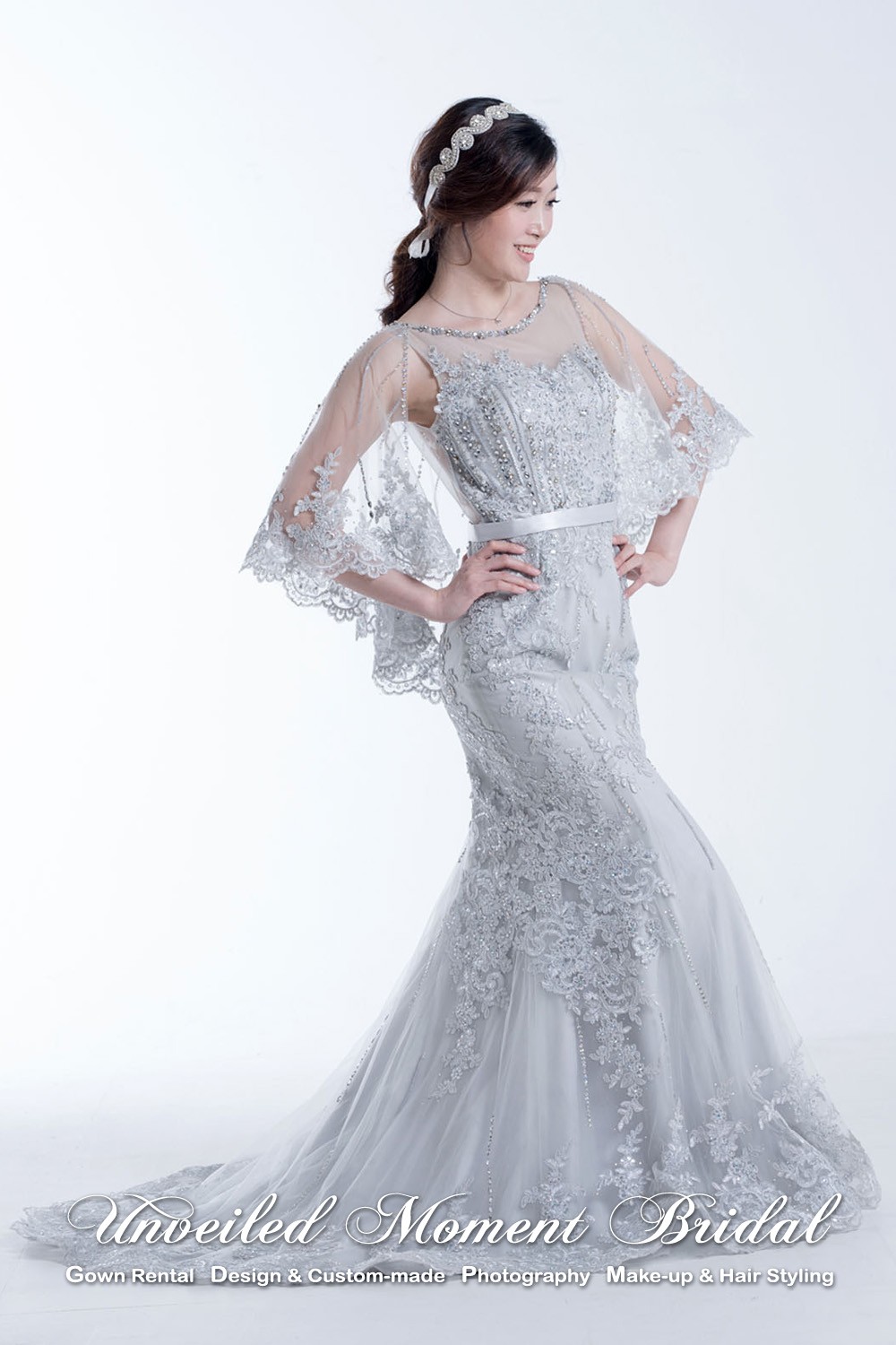Bride wearing sleeveless, see-through round neckline and low back, mermaid silver grey evening dress with beaded lace embellishments, chapel train, and detachable light tulle cape 新娘穿上透視圓領, 閃片蕾絲釘珠, 透視蕾絲披肩, 拖尾, 魚尾款銀灰色晩裝