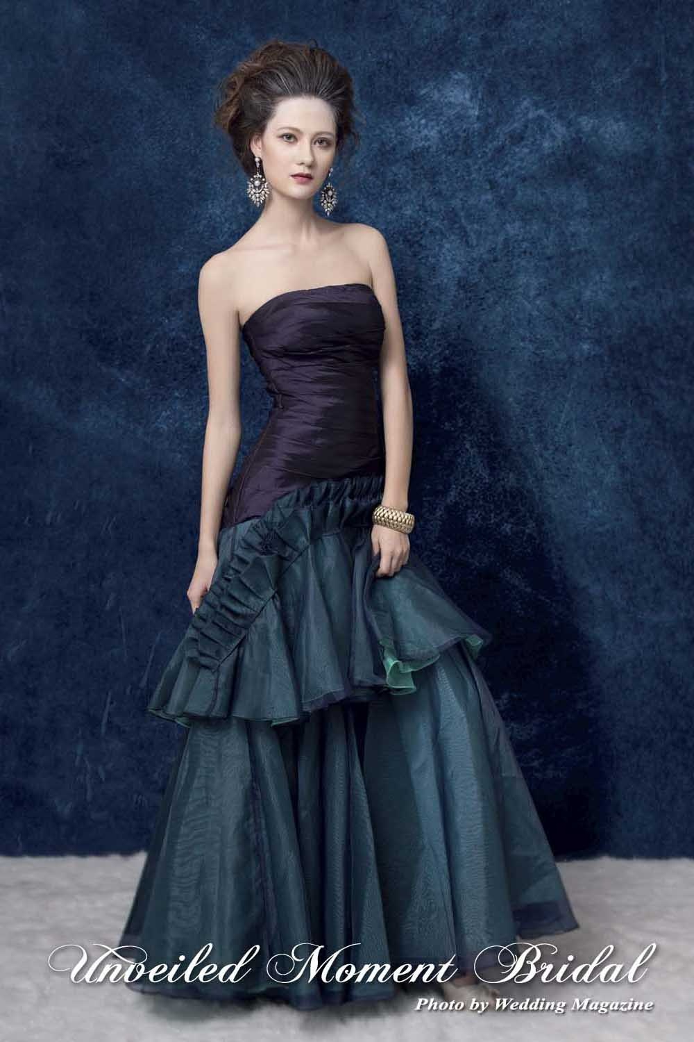 Bride wearing strapless, trumpet-style, contrasting two-tone colour of dark purple and turquoise blue evening gown with ruffled pleats 新娘穿上無肩帶 low-cut, 喇叭款, 打褶上身, 雙色晚裝裙