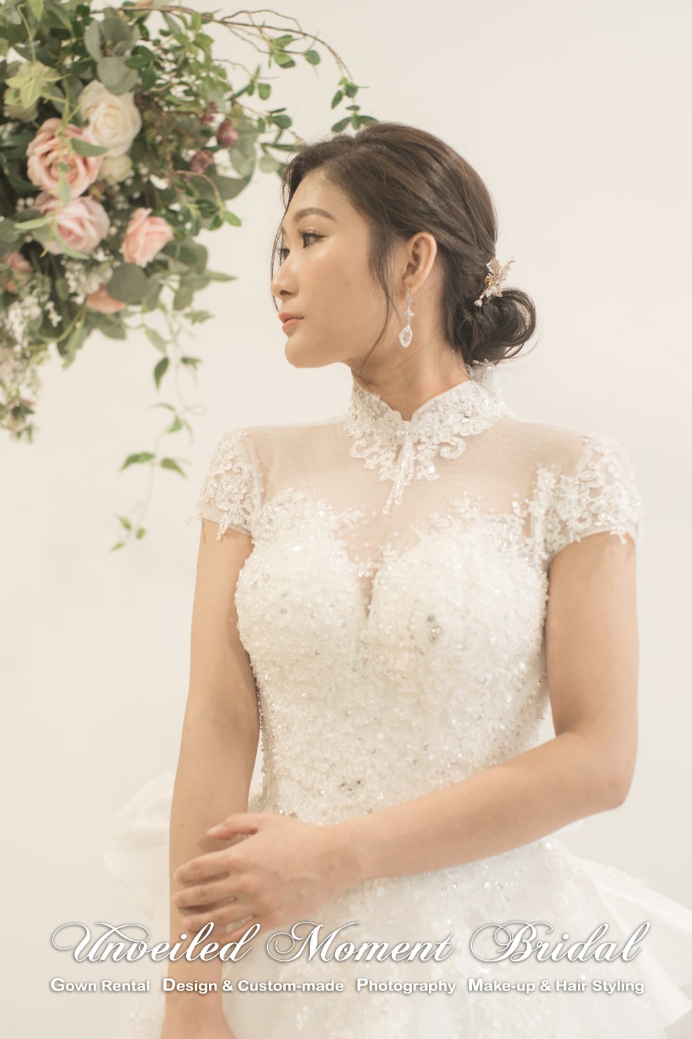 Bride wearing cap-sleeves, High collar wedding gown with embellished lace open-back bodice, ruffles on skirt back and decorative lace chapel train 新娘穿上雞翼袖, 企領, 蕾絲釘珠, 蕾絲花邉長拖尾婚紗B