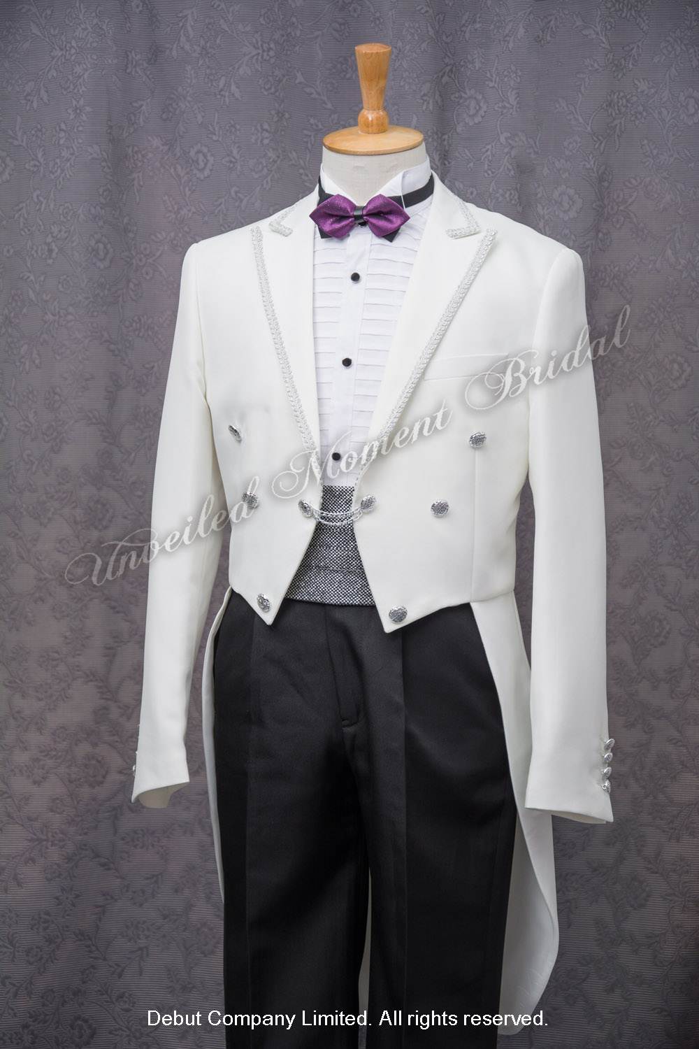 Peak-lapel collar white tuxedo with silver trim and buttons, matched with silver cummerband and purple bow tie 紫色領結, 銀色腰封, 銀邊縫飾, 前短後長燕尾白色新郎禮服