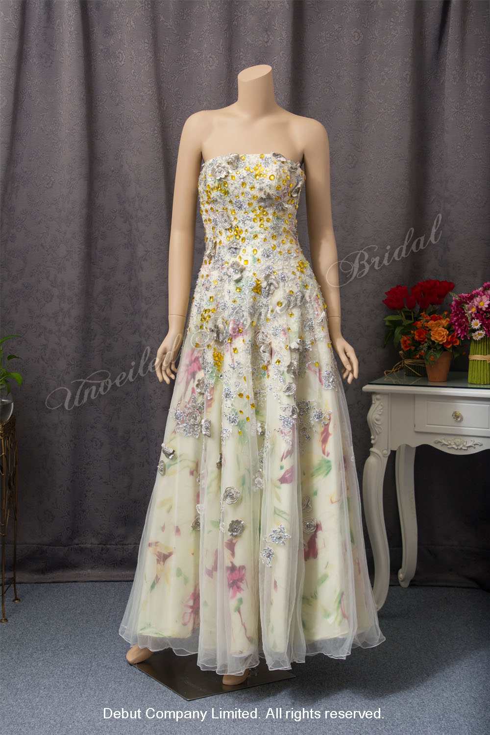 Strapless, floor-length, A-line floral print evening dress with lace embellishments, beadings and 3-dimensional flowers 無肩帶 low-cut, A-line, 立體花飾, 水晶釘珠, 彩繪花布晚裝裙