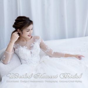 Bride wearing long sleeves wedding gown with a decorative beaded lace bodice, an open back, and a sweep train 新娘穿上透視蕾絲長袖, 蕾絲釘珠, 露背長拖尾婚紗