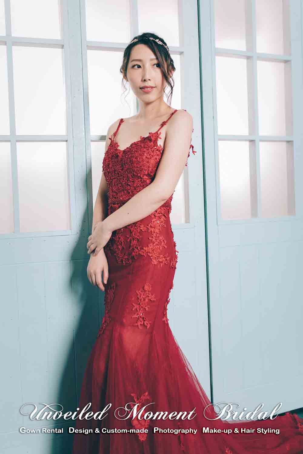 Bride wearing spaghetti straps, sweetheart neckline, royal red evening dress with see-through skirt bottom and decorated with beaded lace appliques 吊帶, 心形胸, 短裙加蕾絲釘珠透視拖尾紅色晩裝