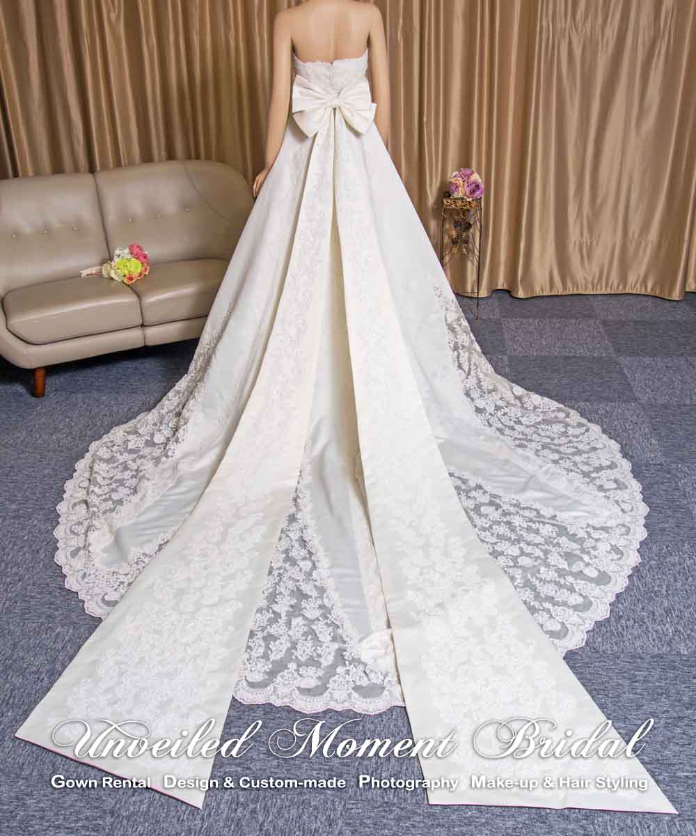 Bride weaaring strapless, sweetheart neckline, A-line satin wedding gown decorated with embellished lace appliques, cathedral train, and detachable bow 心形胸, 蝴蝶結長拖尾, 蕾絲花邊A-line婚紗