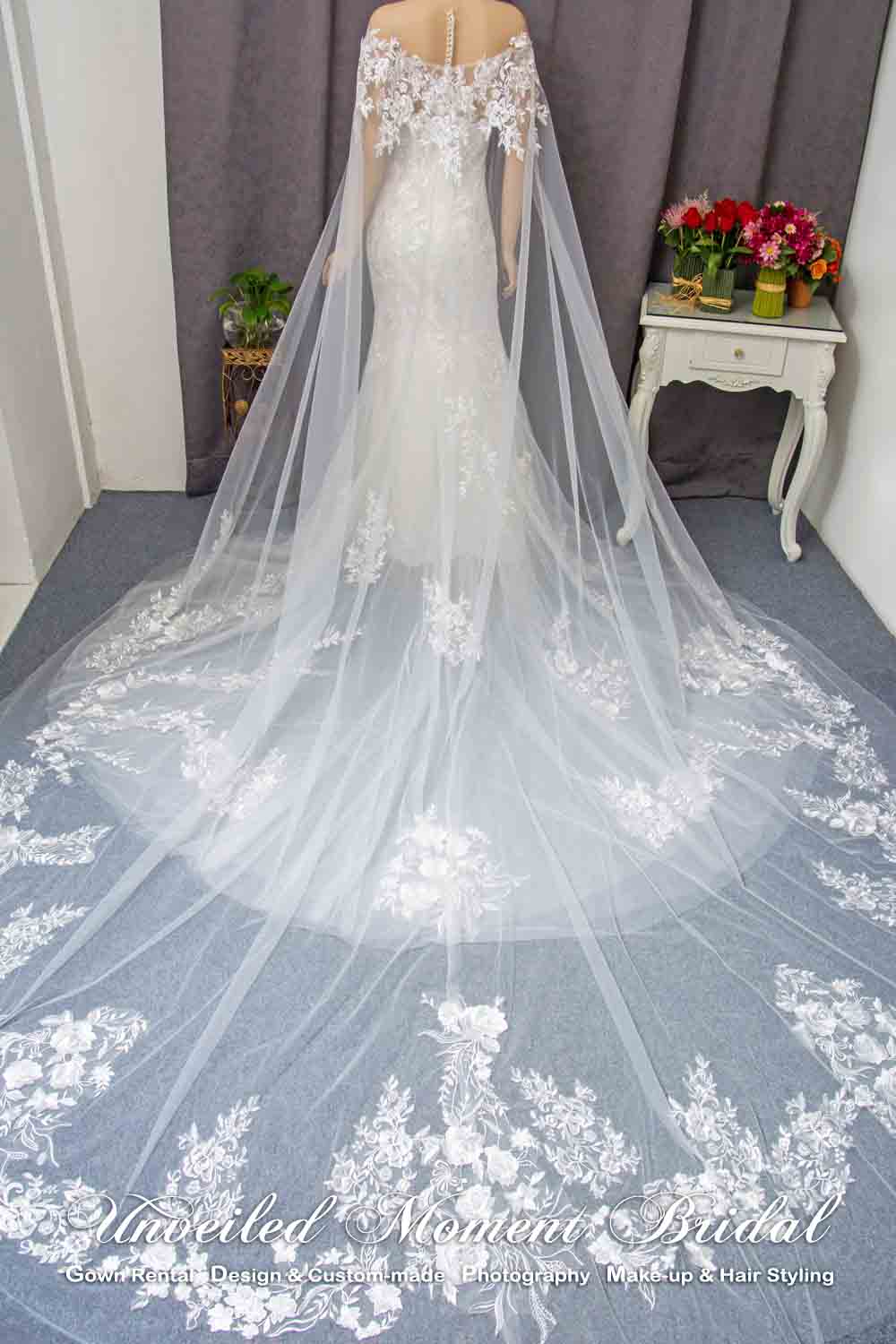 Bride in off-the-shoulder, mermaid bridal dress with sweetheart see-through round neckline, see-through low back and decorated with lace appliques cathedral train 一字膊, 心形胸, 透視薄紗圓領, 蕾絲釘珠, 透視美背, 宮廷蕾絲花邊長拖尾, 魚尾款婚紗