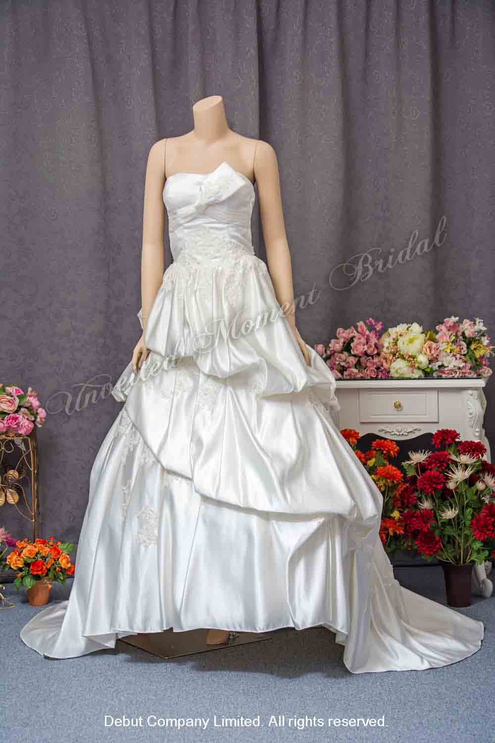 Bride in strapless, lightly-beaded, satin wedding gown with an accentuated bow on front bodice, and a brush-train 無肩帶, 閃片釘珠, 蝴蝶結, 褶叠裙擺緞料婚紗