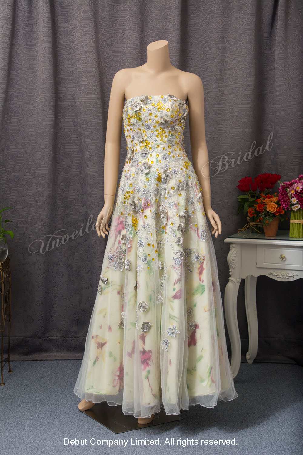 Bride in strapless, floor-length, A-line floral print evening dress with lace embellishments, beadings and 3-dimensional flowers 無肩帶, 立體花飾, 水晶釘珠, 閃銀腰帶, 彩繪花布晚裝裙