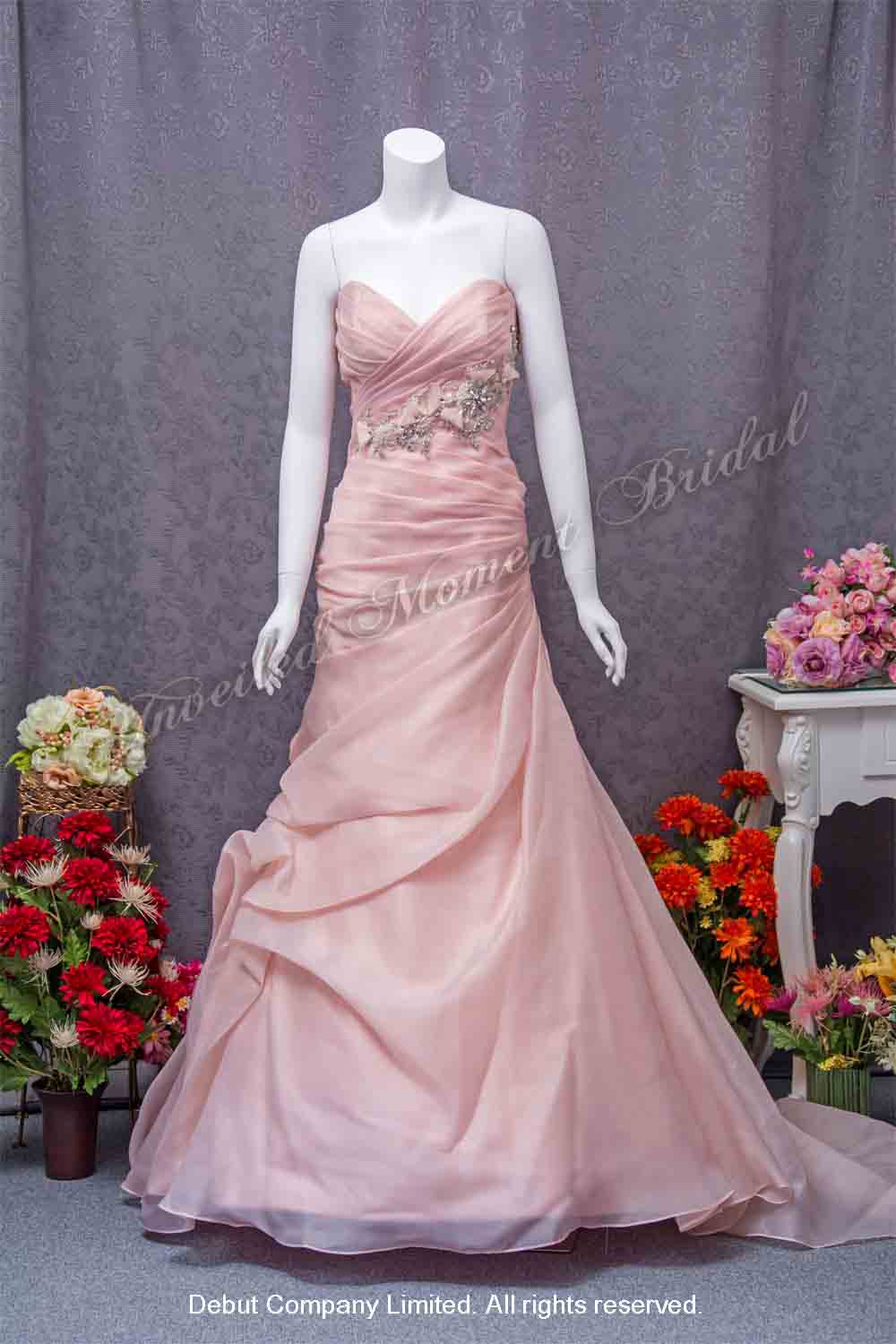 Bride in strapless, sweetheart neckline, trumpet dusty pink evening gown with embellishments on the pleated bodice and a court train 無肩帶, 心形胸, 釘珠花飾, 打褶上身, 長拖尾, 喇叭款淡粉色晚裝裙