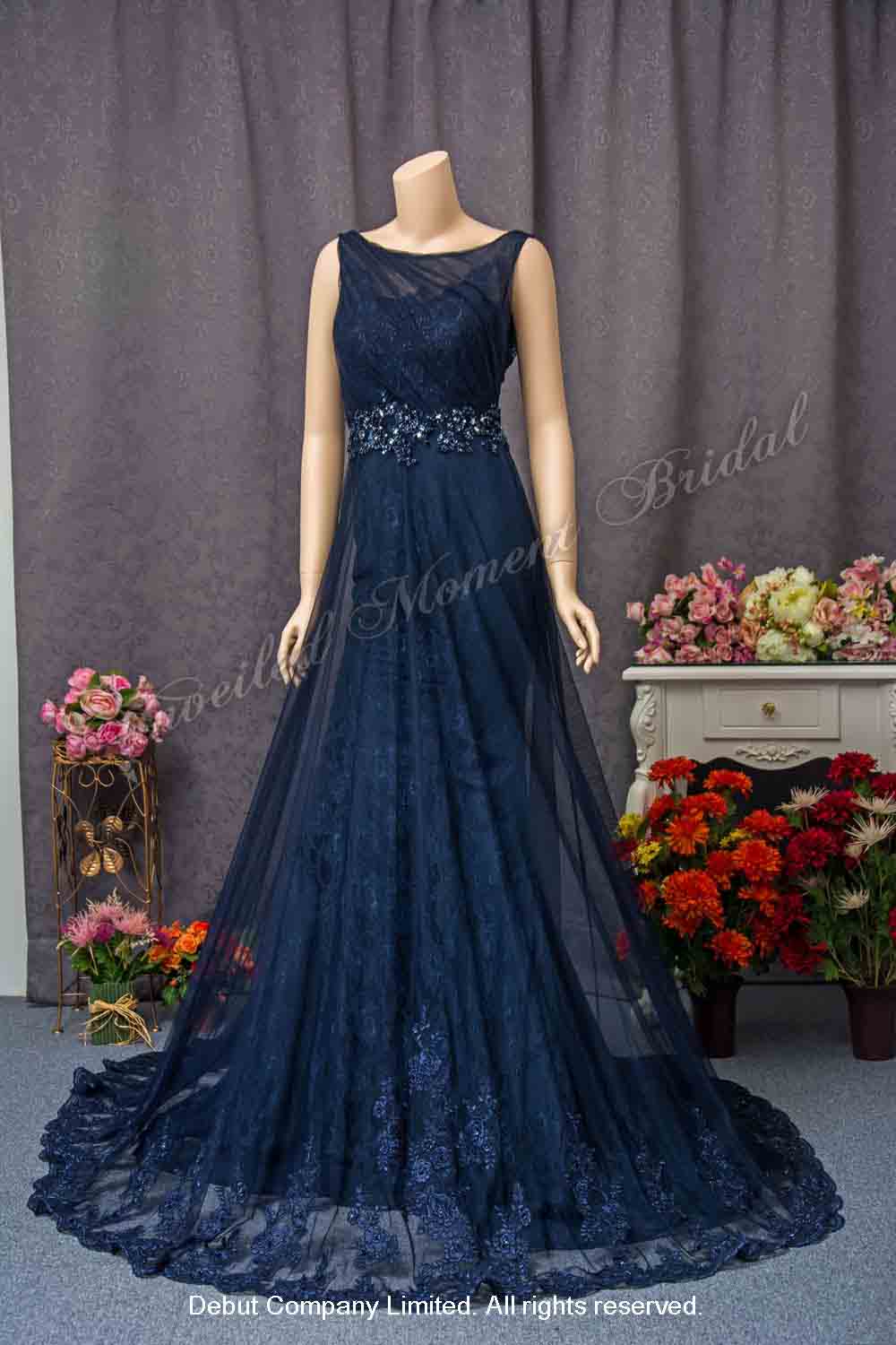 Bride in sleeveless, trumpet-style royal blue evening dress with a jewelled waistline and a decorative lace overlay 無袖, 閃石釘珠腰帶, 蕾絲薄紗裙擺, 喇叭款寶藍色晚裝