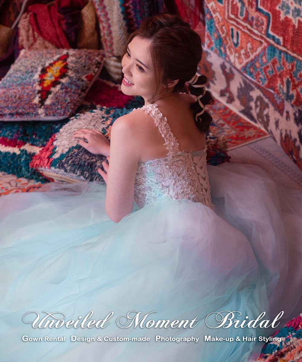 Bride wearing deep-V neckline, sleeveless aquamarine blue ball gown with lace applique embellishments and brush train 湖水藍色蕾絲釘珠拖尾晚裝