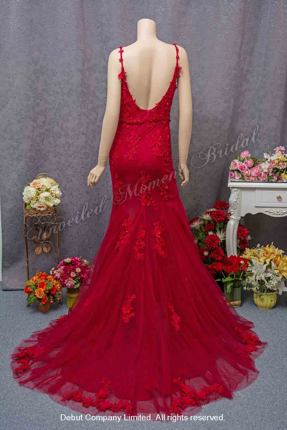 Bride wearing spaghetti straps, sweetheart neckline, low back, royal red evening dress with see-through skirt bottom and decorated with beaded lace appliques 吊帶, 心形胸, 短裙加蕾絲釘珠透視拖尾紅色晩裝