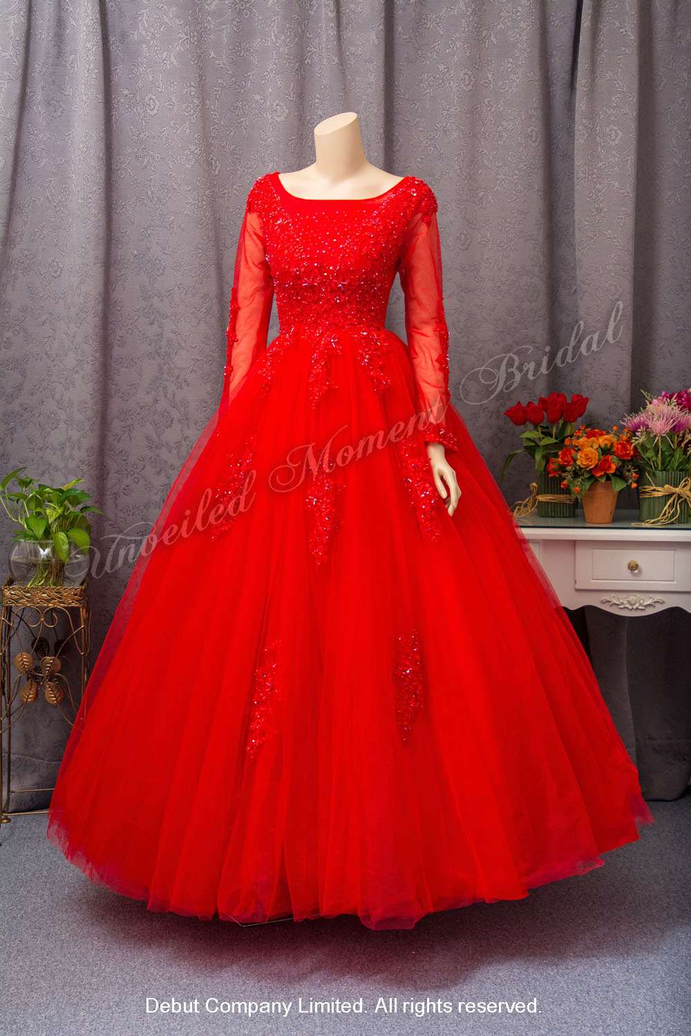Bride wearing round neckline, long sleeves red evening ball gown with lace embellishment 圓領蕾絲釘珠長袖款大紅公主傘裙敬酒晚裝