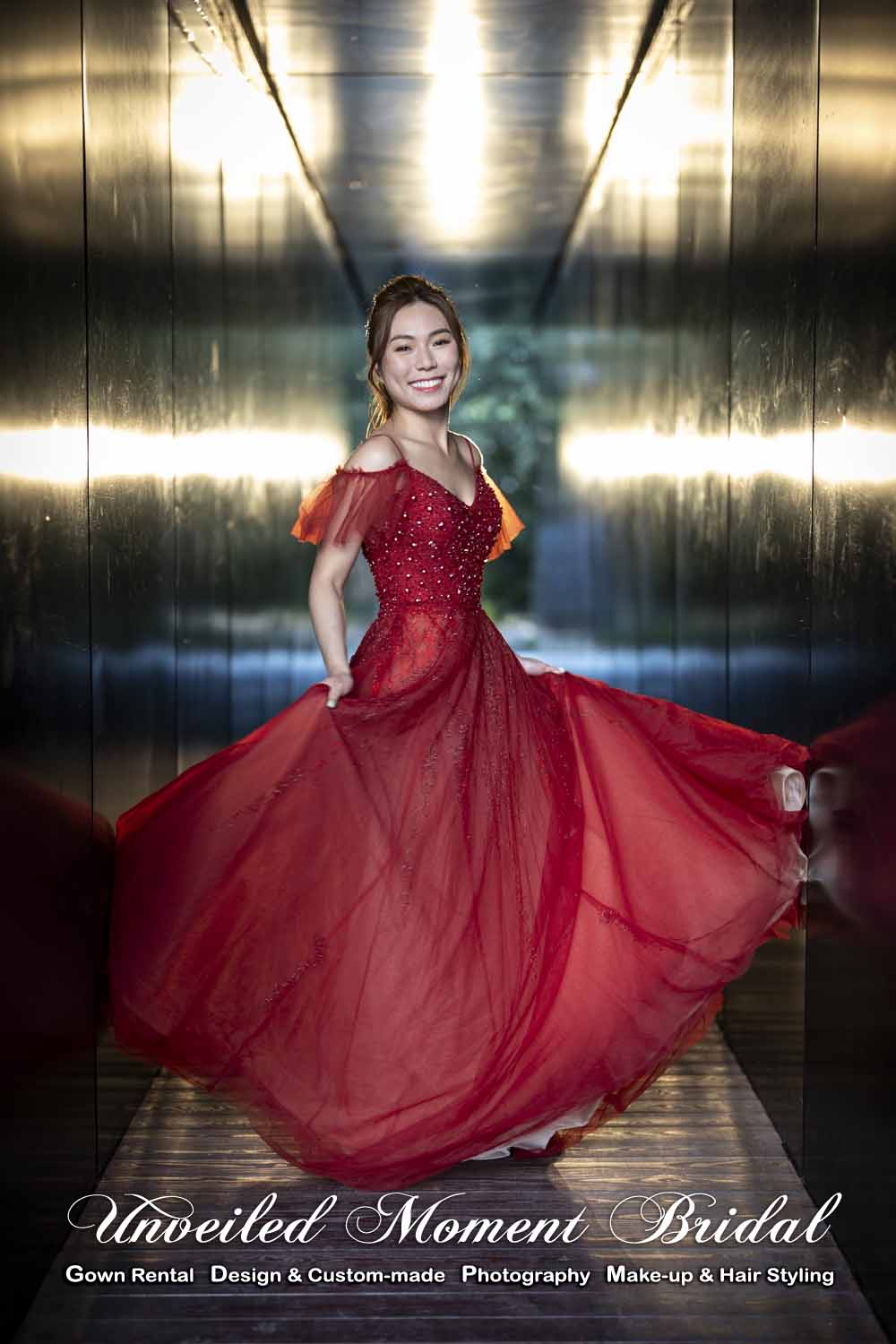 Bride in spaghetti straps, off-the-shoulder red A-line evening dress with beadings bodice and floor-length 吊帶,垂膊, 閃石釘珠紅色齊地款晚裝敬酒裙