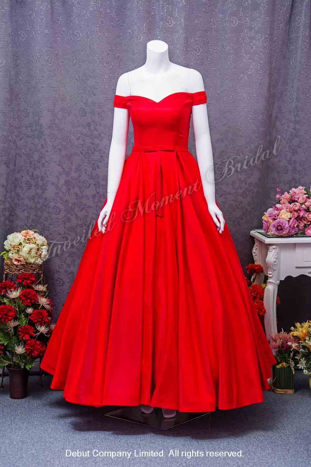 Bride wearing off-the-shoulder, sweet-heart neckline, satin, floor length, ball gown, red evening dress 新娘穿上一字膊, 心型胸, 光面緞料布, 齊地, 公主傘裙款紅色晩裝