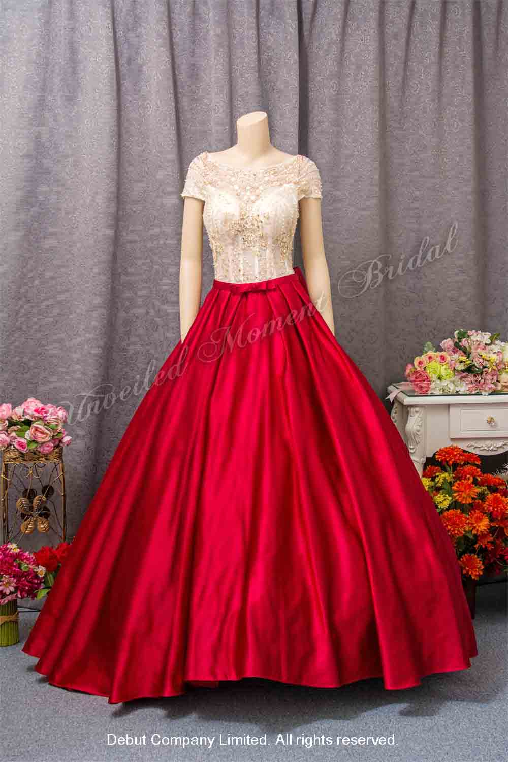 Bride in short sleeves, champagne bodice with beadings, red satin overlay, ball gown evening dress with sweep train 短袖香檳色閃片上身襯紅色緞布裙擺傘裙小拖尾晚裝