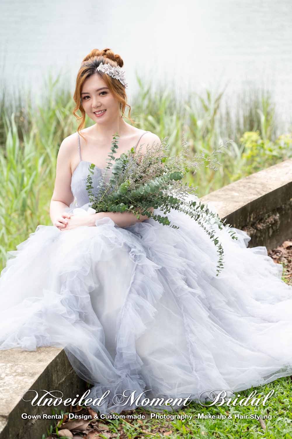 Bride in spaghetti straps, pleated ruffles overlay, smoky-blue evening ball gown with chapel train 吊帶多層裙擺長拖尾煙藍色蛋糕公主傘裙晚裝